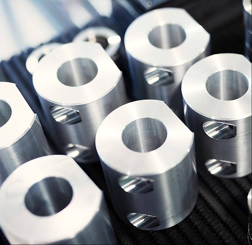 Innealra Haozhifeng: Ag gabháil go mór i dTrádáil Eachtrach Crua-earraí